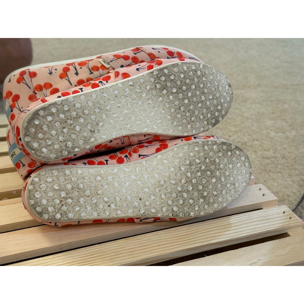 Toms junior size 4 women’s size 5.5-6 cherry pattern - Picture 6 of 6